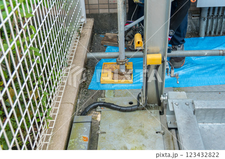 【マンション大規模修繕工事 足場を作る作業員】 【マンション大規模修繕工事 足場を作る作業員】 123432822