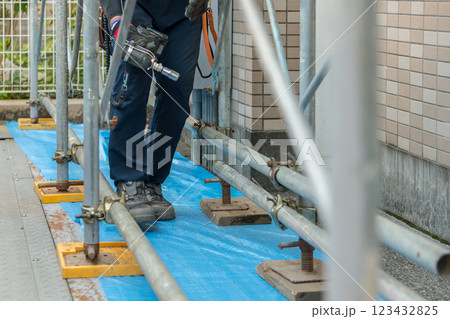 【マンション大規模修繕工事 足場を作る作業員】 【マンション大規模修繕工事 足場を作る作業員】 123432825
