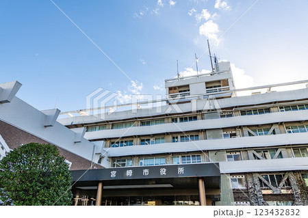 宮崎県宮崎市　快晴の宮崎市役所 123432832