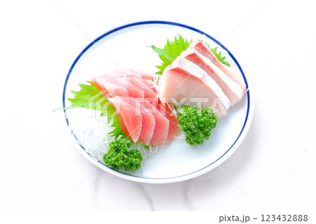 新鮮なお刺身の二種盛り(まぐろ、ハマチ) 新鮮なお刺身の二種盛り(まぐろ、ハマチ) 123432888