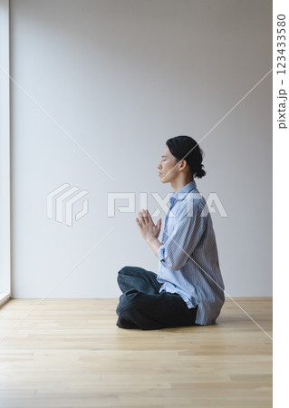 床に座って瞑想するアラフォーの男性 123433580