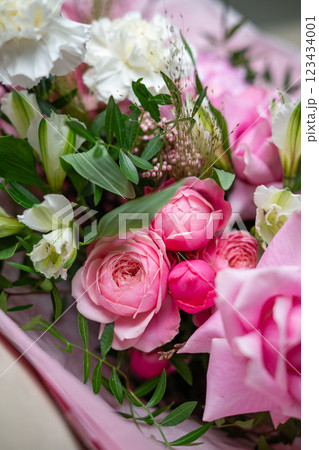 Delicate composition of white and pink roses in a basket Delicate composition of white and pink roses in a basket 123434001