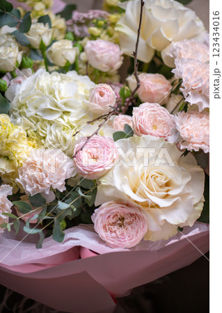 Delicate composition of white and pink roses in a basket 123434016