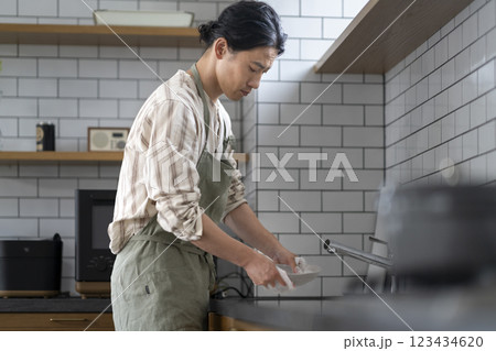 キッチンで食器を洗う40代の男性　横顔 123434620