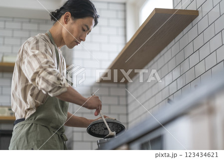 料理をする40代の男性　横顔 123434621