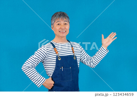 エプロン　ポートレート　作業する　案内する 123434659