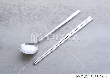 韓国スタイルの、ステンレス製の食器。スプーンの「スッカラ」と、お箸の「チョッカラ」 123434737