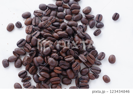 焙煎したばかりで香りのよいコーヒー豆 焙煎したばかりで香りのよいコーヒー豆 123434846