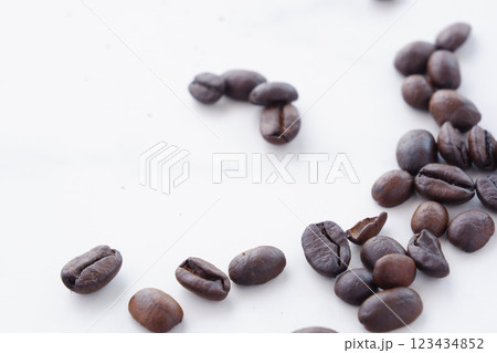 焙煎したばかりで香りのよいコーヒー豆 焙煎したばかりで香りのよいコーヒー豆 123434852