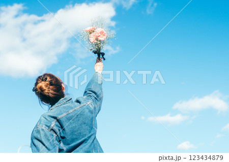ピンクの花束を持つ女性の後ろ姿 ピンクの花束を持つ女性の後ろ姿 123434879