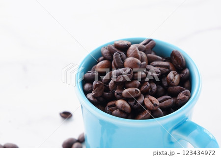 コーヒーを飲むマグカップと、焙煎したコーヒー豆 123434972