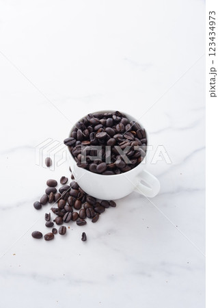 コーヒーを飲むマグカップと、焙煎したコーヒー豆 コーヒーを飲むマグカップと、焙煎したコーヒー豆 123434973