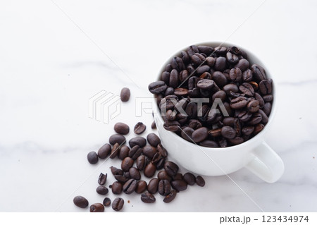コーヒーを飲むマグカップと、焙煎したコーヒー豆 コーヒーを飲むマグカップと、焙煎したコーヒー豆 123434974