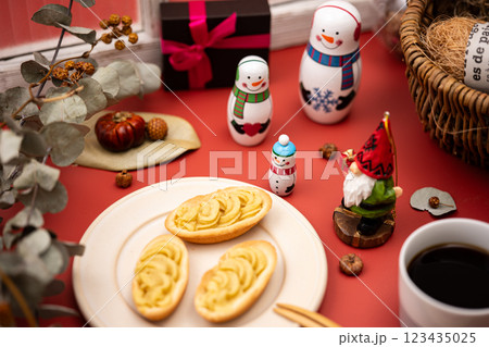 クリスマスを家族でお祝いするイメージ 123435025