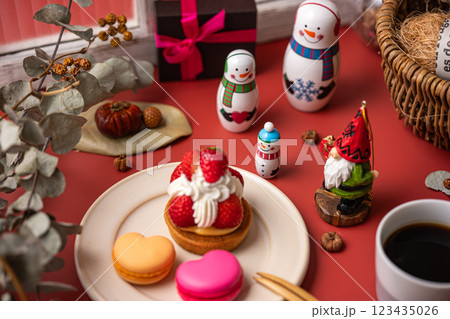 クリスマスを家族でお祝いするイメージ 123435026