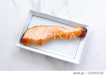 鮭を西京味噌に漬け込んで焼いた、香ばしいみその風味が食欲をそそる日本料理、鮭の西京焼き 鮭を西京味噌に漬け込んで焼いた、香ばしいみその風味が食欲をそそる日本料理、鮭の西京焼き 123435210