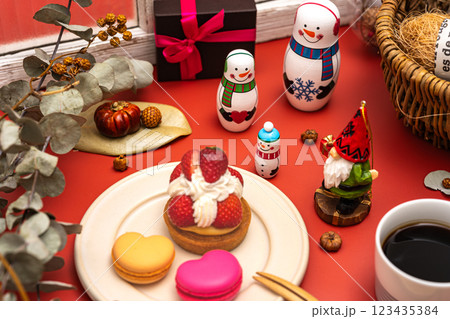 クリスマスを家族でお祝いするイメージ 123435384