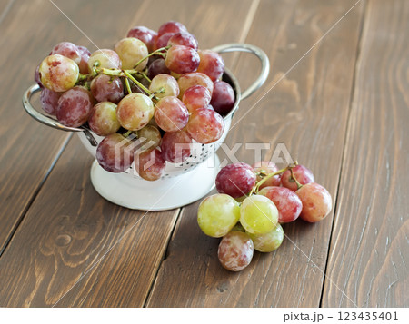ripe grapes 123435401