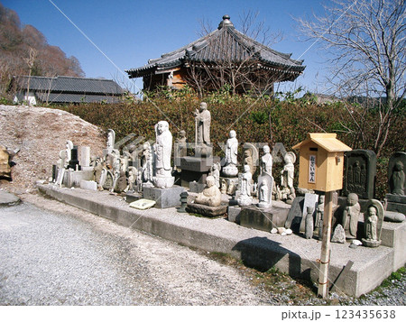 青森県むつ市の恐山の血の池地獄の地蔵群 青森県むつ市の恐山の血の池地獄の地蔵群 123435638