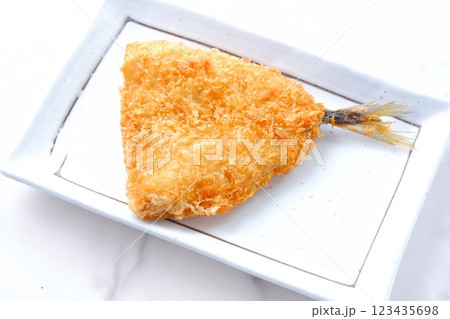 揚げたてでサクサクの食感、おいしいアジフライ 123435698