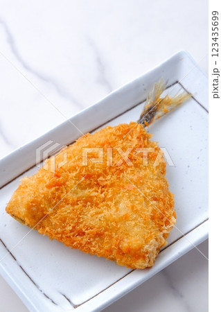 揚げたてでサクサクの食感、おいしいアジフライ 123435699