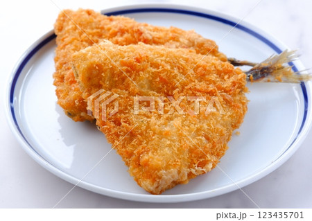 揚げたてでサクサクの食感、おいしいアジフライ 123435701