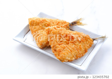 揚げたてでサクサクの食感、おいしいアジフライ 揚げたてでサクサクの食感、おいしいアジフライ 123435702