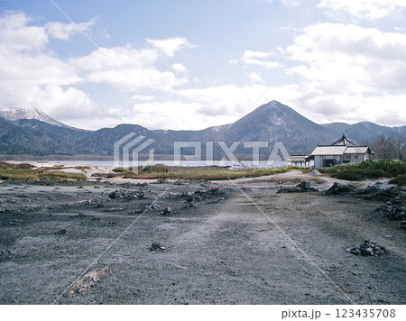 青森県むつ市の恐山の賽の河原と宇曽利山湖 123435708