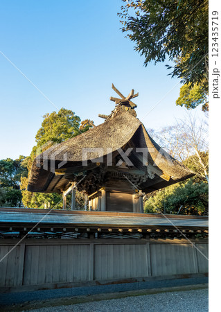 朝日を浴びて輝く大洗磯前神社本殿【一間社流造の茅葺屋根】 朝日を浴びて輝く大洗磯前神社本殿【一間社流造の茅葺屋根】 123435719