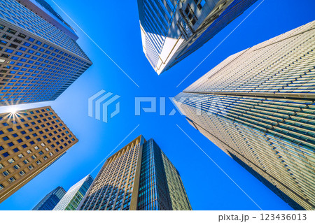 日本の東京都市景観春のような暖かな日差し…「大手町駅前」交差点のからビジネス街を望む…希望の光 123436013