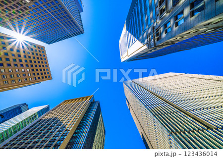 日本の東京都市景観春のような暖かな日差し…「大手町駅前」交差点のからビジネス街を望む…希望の光 123436014