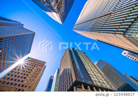 日本の東京都市景観春のような暖かな日差し…「大手町駅前」交差点のからビジネス街を望む…希望の光 123436017