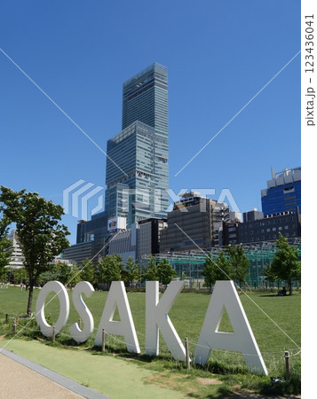 てんしばのOSAKAモニュメント越しのあべのハルカス 123436041