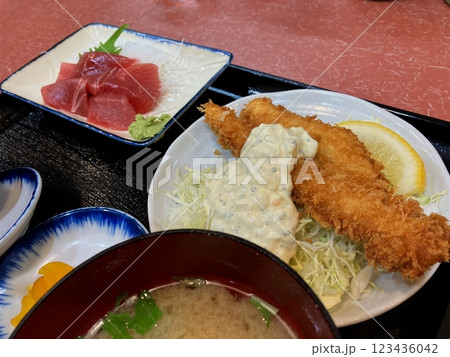 中トロとエビフライの定食　本日のおすすめ定食 123436042