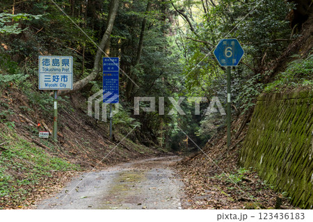 【六地蔵越】狭隘な県道の県境 123436183