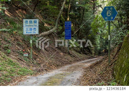 【六地蔵越】狭隘な県道の県境 【六地蔵越】狭隘な県道の県境 123436184