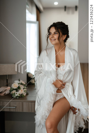 bride young girl in lingerie in the morning in the room 123436224