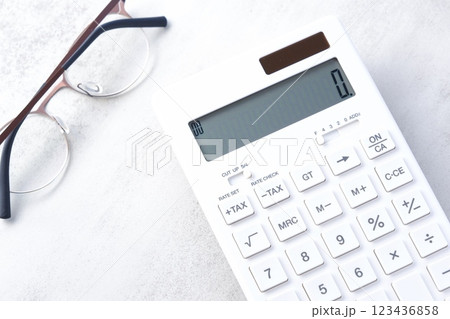 白いテーブルの上の、白い電卓 白いテーブルの上の、白い電卓 123436858