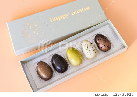A box of chocolate eggs with the inscription in English Happy Easter. 123436929