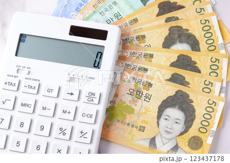 韓国の通貨、ウォンKRWの紙幣と電卓 123437178