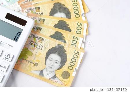 韓国の通貨、ウォンKRWの紙幣と電卓 123437179