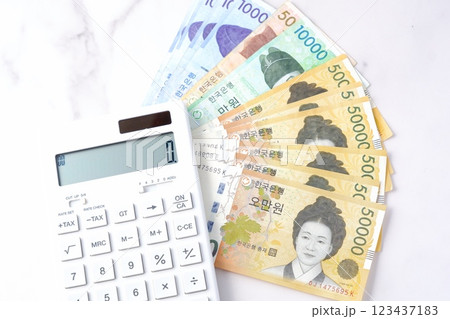 韓国の通貨、ウォンKRWの紙幣と電卓 123437183