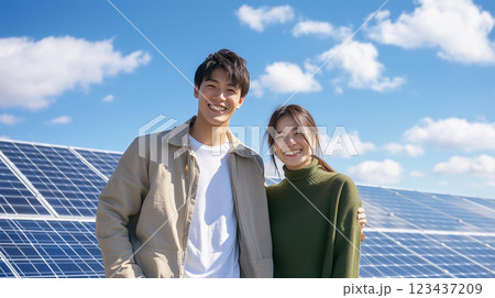 太陽光発電を背景に笑顔の日本人カップル 123437209