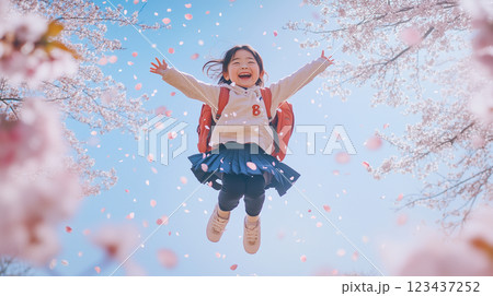 桜吹雪の中でジャンプする小学生の躍動感 123437252