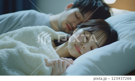 寄り添いながら眠るカップル 123437266