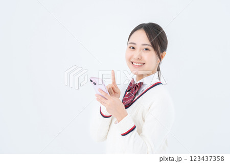 スマホを使う女子高生 スマホを使う女子高生 123437358