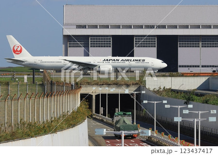 滑走路に向かう旅客機 ジェット機 空港 旅イメージ 出発イメージ 滑走路に向かう旅客機 ジェット機 空港 旅イメージ 出発イメージ 123437417