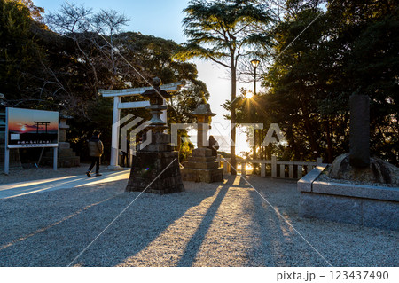 大洗磯前神社の境内鳥居から差し込む朝日の光線 大洗磯前神社の境内鳥居から差し込む朝日の光線 123437490