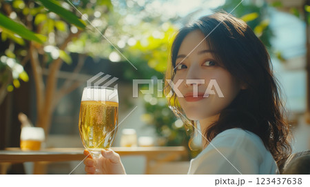 クラフトビールを楽しみながらリラックスする. 123437638