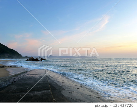 夕暮れの水晶浜 123437720